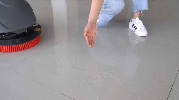 全自動(dòng)洗地機(jī)為什么吸水不干凈？要怎么解決？