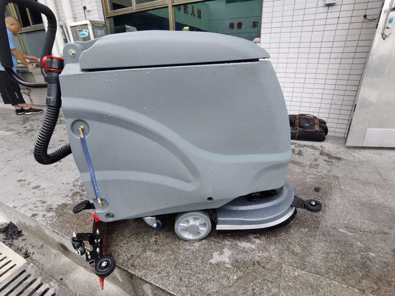 學校食堂怎么清洗方便？揚子手推式洗地機了解一下