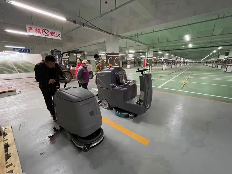 采用電池式全自動洗地機(jī)，易于清潔消毒，節(jié)省時(shí)間和人工成本！